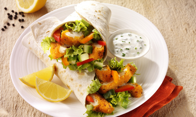 Hot and spicy chicken grill fajita, served with lemon wedges and yoghurt dip 
